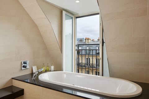 Pont-Neuf Suite  | Bathroom | Rainfall showerhead, free toiletries, hair dryer, bathrobes