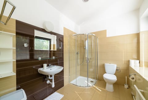 Apartment, 1 Bedroom, Kitchenette (A114) | Bathroom | Shower, hair dryer, towels