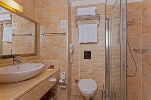 Shower, free toiletries, hair dryer, bidet