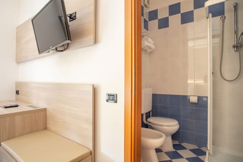 Superior Double Room, Non Smoking, Terrace | Bathroom | Shower, free toiletries, hair dryer, bidet