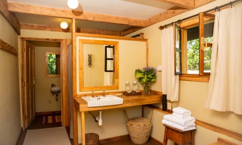 Main House  | Bathroom | Combined shower/tub, free toiletries, towels