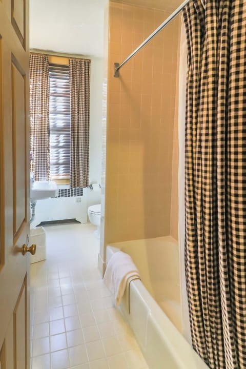 Classic House, 2 Bedrooms | Bathroom | Combined shower/tub, designer toiletries, hair dryer, towels