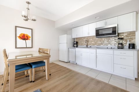 Full-size fridge, microwave, stovetop, dishwasher