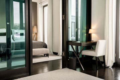 Romantic Suite | Premium bedding, down comforters, minibar, in-room safe