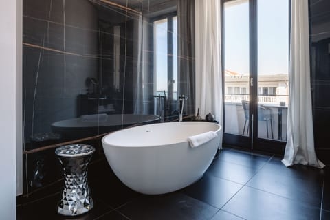 Panoramic Suite | Deep soaking bathtub