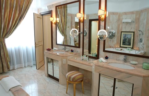 Presidential Suite | Bathroom | Deep soaking tub, free toiletries, hair dryer, bathrobes