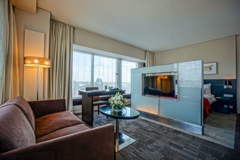 Executive Suite, Non Smoking | Hypo-allergenic bedding, minibar, in-room safe, desk