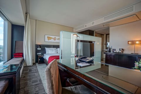 Executive Suite, Non Smoking | Hypo-allergenic bedding, minibar, in-room safe, desk