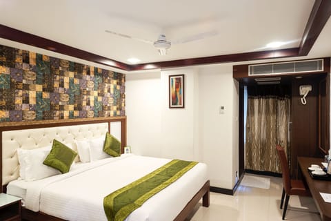 Deluxe Room | Desk, blackout drapes, iron/ironing board, rollaway beds