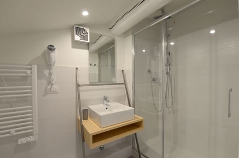 Triple Room | Bathroom | Shower, hair dryer, bidet, towels