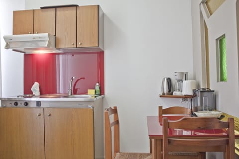 Family Studio, Sea View, Ground Floor | Private kitchenette | Fridge, stovetop, coffee/tea maker, electric kettle