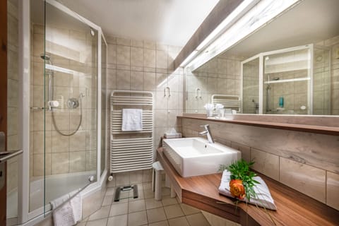 Exclusive Single Room | Bathroom | Free toiletries, hair dryer, bathrobes, slippers