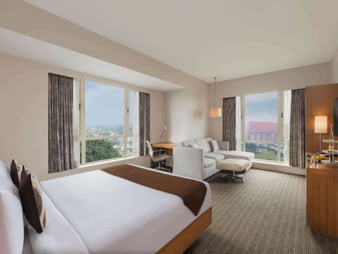 Junior Suite, 1 King Bed | Minibar, in-room safe, desk, soundproofing