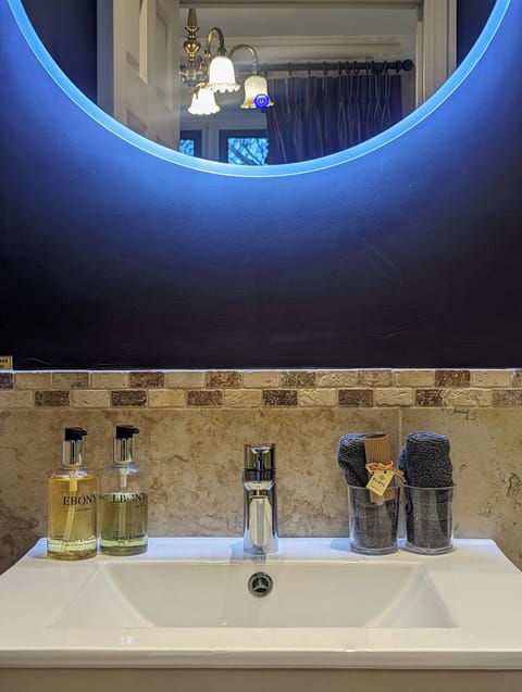 Basic Double Room, Ground Floor | Bathroom | Free toiletries, hair dryer, towels