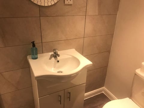 Twin Room | Bathroom | Free toiletries, hair dryer, towels