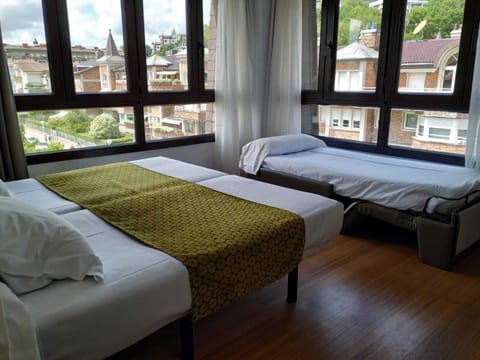 Triple Room | In-room safe, desk, iron/ironing board, free WiFi