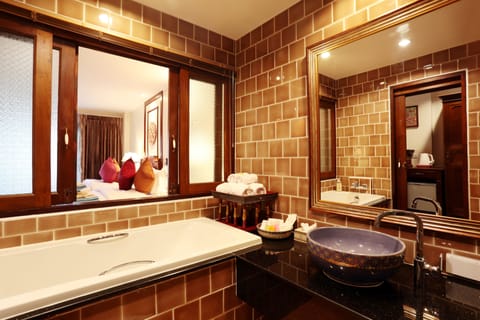 Deluxe Twin Room | Bathroom | Separate tub and shower, deep soaking tub, rainfall showerhead