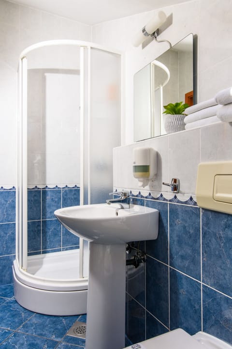 Triple Room | Bathroom | Combined shower/tub, deep soaking tub, free toiletries, hair dryer