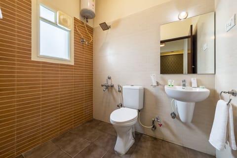 Deluxe Room | Bathroom | Shower, free toiletries, towels, soap