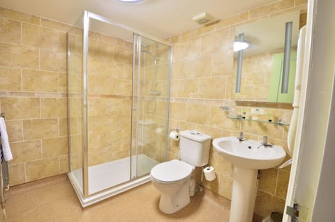 Superior Double Room | Bathroom | Combined shower/tub, free toiletries, hair dryer, towels