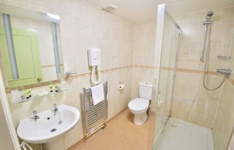 Combined shower/tub, free toiletries, hair dryer, towels