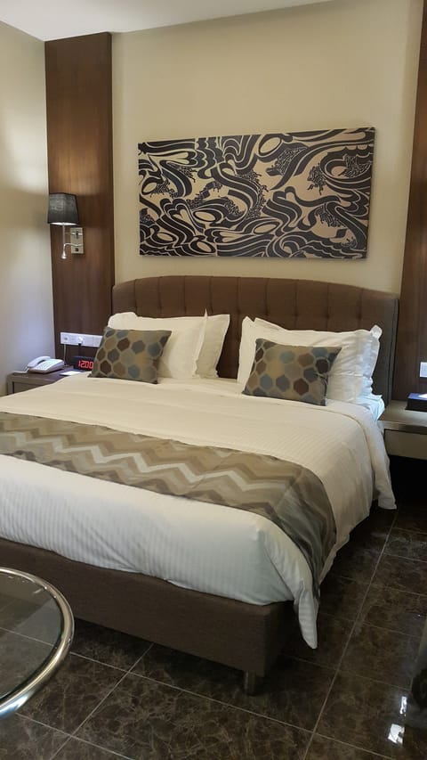 Executive Suite with One King Bed | In-room safe, desk, iron/ironing board, free WiFi