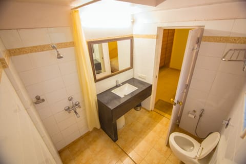 Suite | Bathroom | Shower, free toiletries, towels