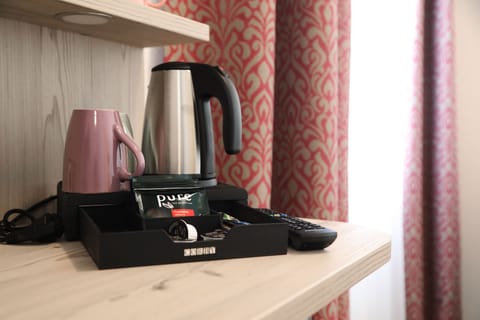 Family Room | Desk, iron/ironing board, free WiFi