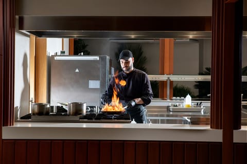 3 restaurants, breakfast served