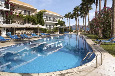 4 outdoor pools, open 10:00 AM to 7:00 PM, pool umbrellas, sun loungers