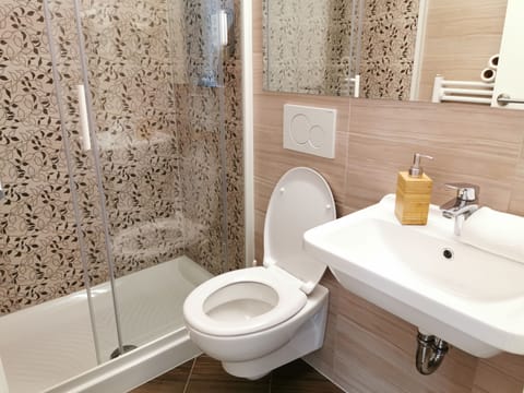 Double Room, Private Bathroom | Bathroom | Shower, hair dryer, towels