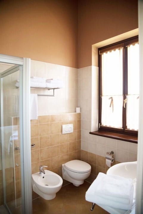 Double or Twin Room | Bathroom | Shower, hair dryer, bidet, towels