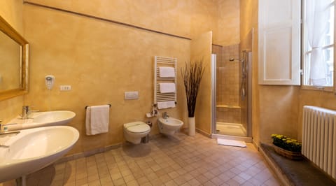 Superior Room | Bathroom | Shower, free toiletries, hair dryer, bidet