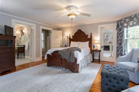 Room, Fireplace (Thomas Wolfe Room) | Premium bedding, individually decorated, individually furnished