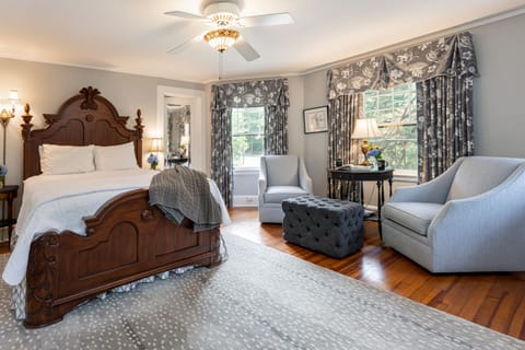 Room, Fireplace (Thomas Wolfe Room) | Premium bedding, individually decorated, individually furnished