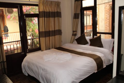 Double Room, Private Bathroom, City View | Desk, free WiFi