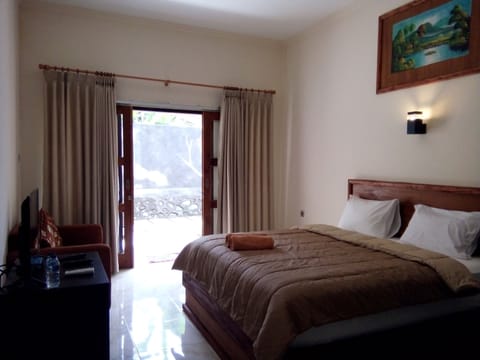 Deluxe Double Room, 1 King Bed, Mountain View, Garden Area | Free WiFi, bed sheets