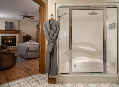 Luxury Guest Suite  | Bathroom | Separate tub and shower, jetted tub, rainfall showerhead