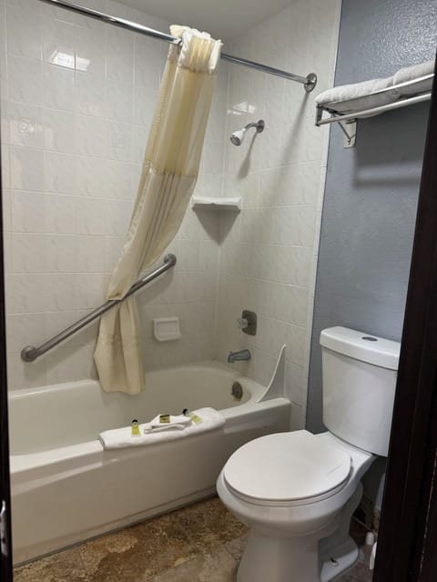 Classic Room, 1 King Bed | Bathroom | Combined shower/tub, free toiletries, hair dryer, towels