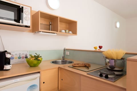 Studio | Private kitchenette | Fridge, microwave, stovetop, cookware/dishes/utensils