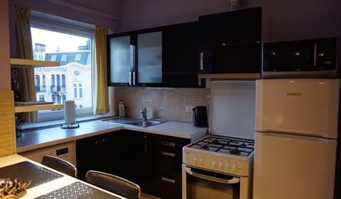 Deluxe Apartment | Private kitchen | Full-size fridge, microwave, stovetop, coffee/tea maker