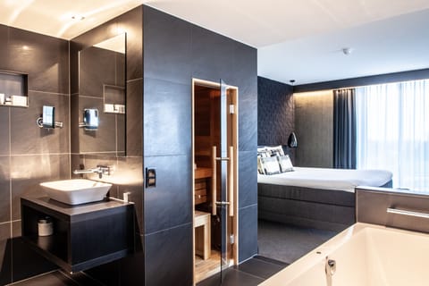 Suite, Sauna (Wellness Suite Black) | Bathroom | Shower, rainfall showerhead, free toiletries, hair dryer