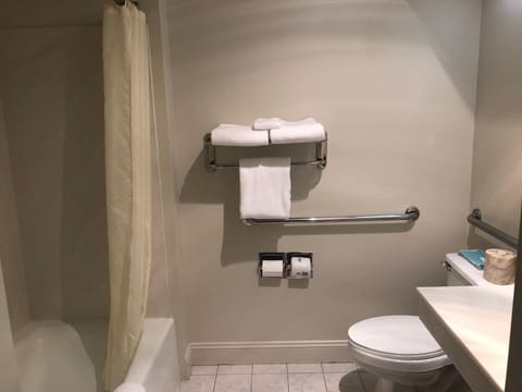 Combined shower/tub, hair dryer, towels