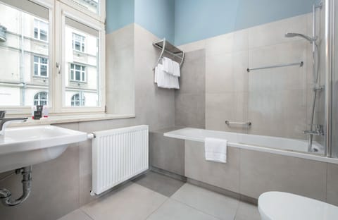 Deluxe Room | Bathroom | Shower, free toiletries, hair dryer, towels