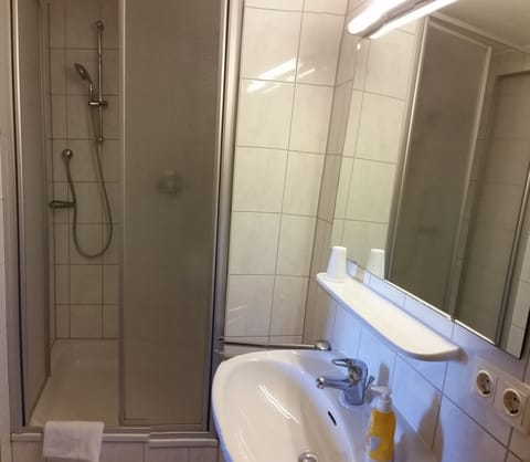 Quadruple Room | Bathroom | Shower, free toiletries, hair dryer, towels