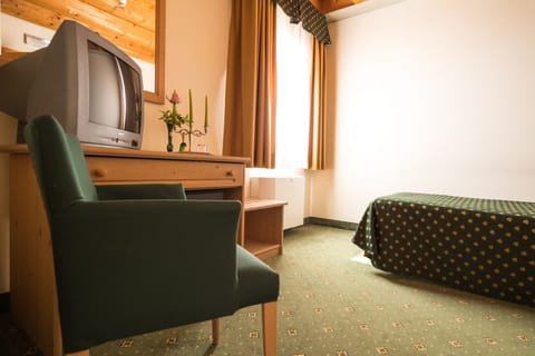 Standard Single Room | Minibar, desk, blackout drapes, soundproofing