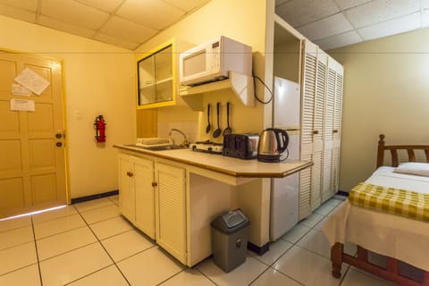 Economy Single Room, 1 Bedroom, Kitchenette | Private kitchenette | Fridge, microwave, electric kettle, toaster