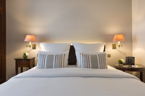 Classic Room, 1 Queen Bed | Premium bedding, minibar, in-room safe, desk