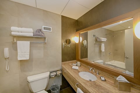 Junior Suite, 1 King Bed, Kitchenette | Bathroom | Shower, rainfall showerhead, free toiletries, hair dryer