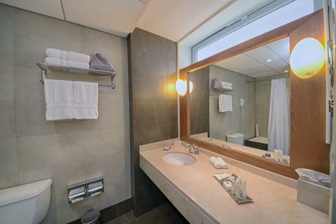 Standard Room, 1 Queen Bed | Bathroom | Shower, rainfall showerhead, free toiletries, hair dryer